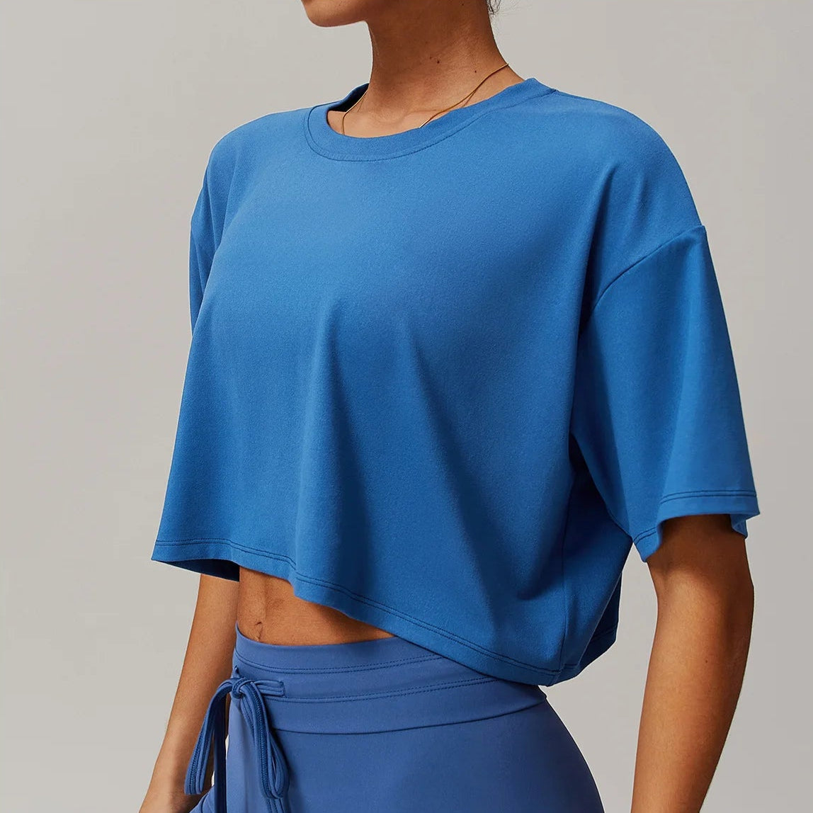 FlexFit Femme – Quick-Dry Crop Yoga Tee